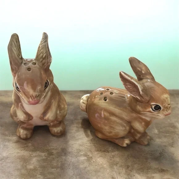 Vintage Cabbage Leaf-Shaped Egg Serving Platter with Bunny Salt & Pepper - Picture 4 of 4